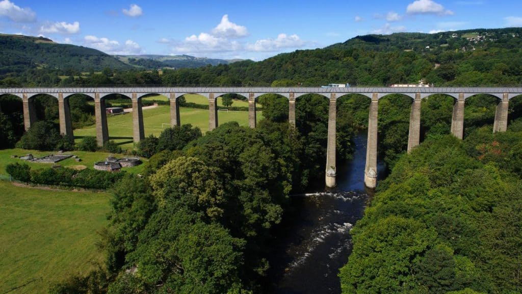Wyth o brif atyniadau Wrecsam yn uno i lansio llwybr ymwelwyr newydd