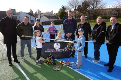 Cyrtiau tennis Parc Bwlchgwyn yn ailagor ar ôl adnewyddu