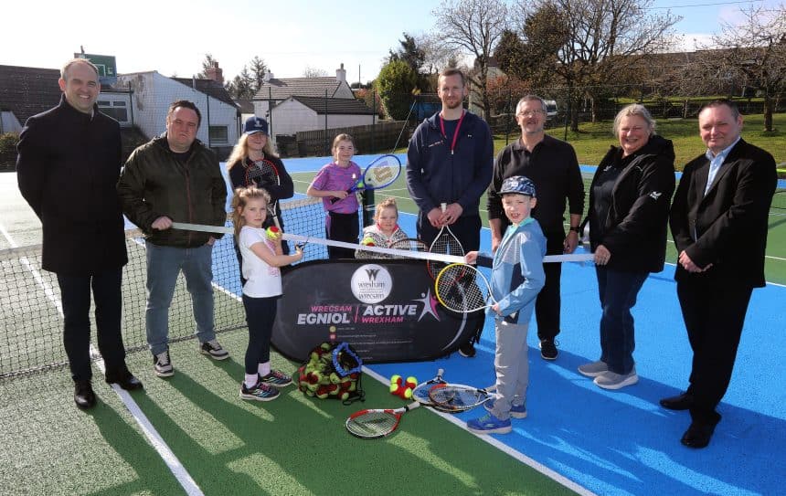 Cyrtiau tennis Parc Bwlchgwyn yn ailagor ar ôl adnewyddu