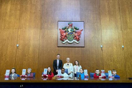 Dylunwyr ifanc yn cael eu dathlu mewn cystadleuaeth arwyddion atal baw cŵn