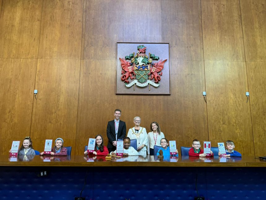 Dylunwyr ifanc yn cael eu dathlu mewn cystadleuaeth arwyddion atal baw cŵn