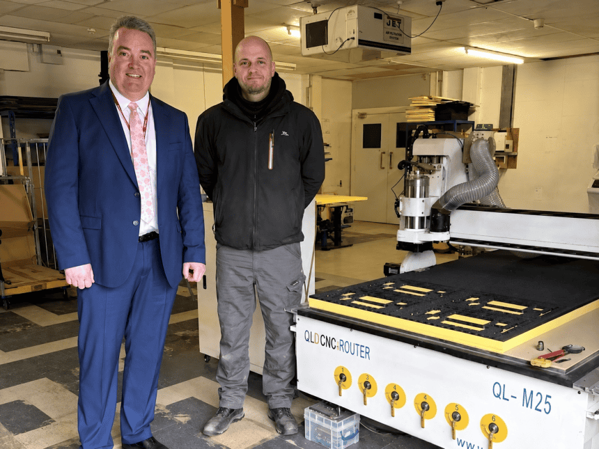 Custom Craft Shapes yn torri llwybr newydd gyda chwmni Wrecsam CNC
