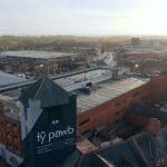 Tŷ Pawb yn lleihau biliau ynni gyda system solar newydd – bron i hanner y pŵer bellach yn cael ei gynhyrchu ar y safle
