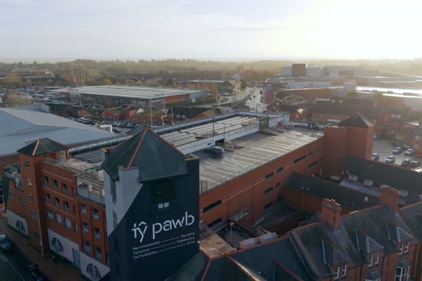 Tŷ Pawb yn lleihau biliau ynni gyda system solar newydd – bron i hanner y pŵer bellach yn cael ei gynhyrchu ar y safle