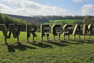 Gwesty pryfed W.R.E.C.S.A.M wedi'i osod ym Mharc Gwledig Tŷ Mawr