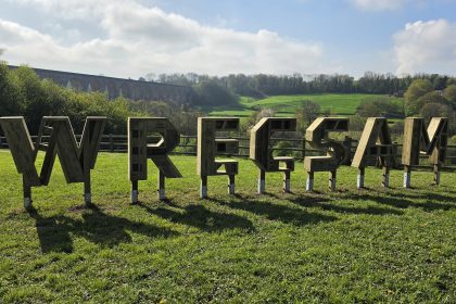 Gwesty pryfed W.R.E.C.S.A.M wedi'i osod ym Mharc Gwledig Tŷ Mawr