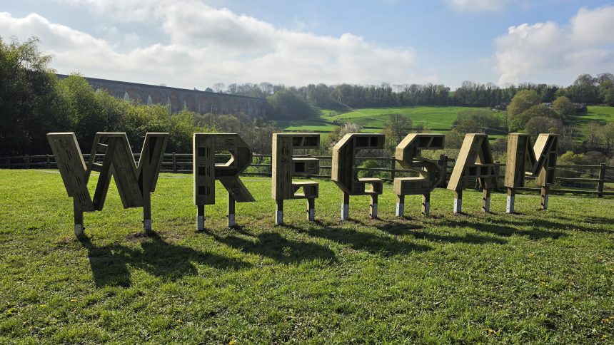 Gwesty pryfed W.R.E.C.S.A.M wedi'i osod ym Mharc Gwledig Tŷ Mawr