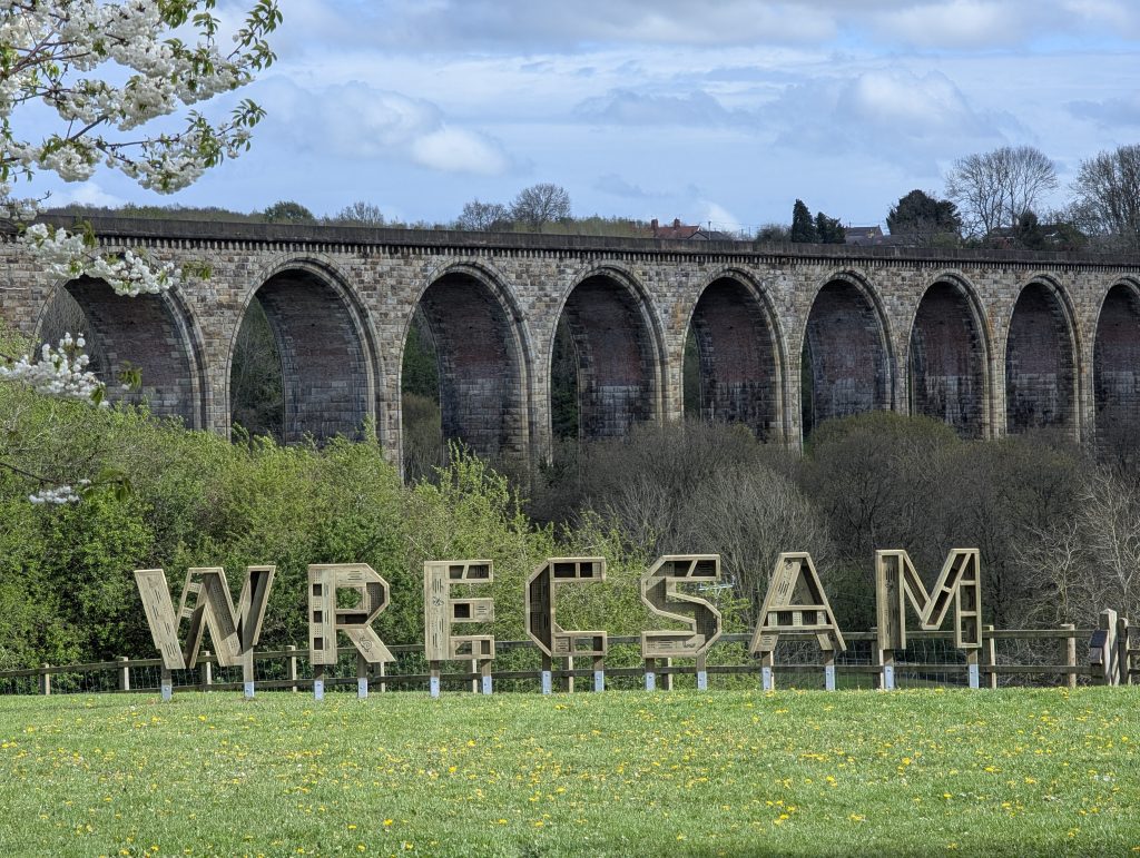 Gwesty pryfed W.R.E.C.S.A.M wedi'i osod ym Mharc Gwledig Tŷ Mawr