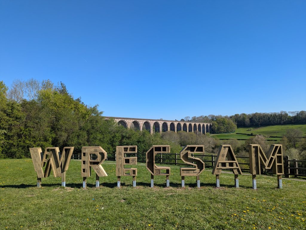 Gwesty pryfed W.R.E.C.S.A.M wedi'i osod ym Mharc Gwledig Tŷ Mawr