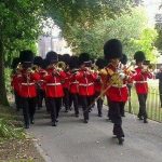Wrecsam i anrhydeddu'r Gwarchodlu Cymreig gyda gorymdaith, gwasanaeth a chofeb newydd