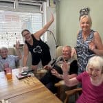 Nosweithiau seibiant dementia am ddim wedi'u lansio yn Deva House