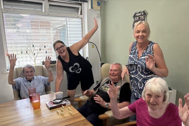 Nosweithiau seibiant dementia am ddim wedi'u lansio yn Deva House