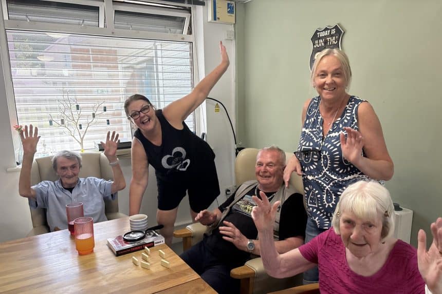 Nosweithiau seibiant dementia am ddim wedi'u lansio yn Deva House