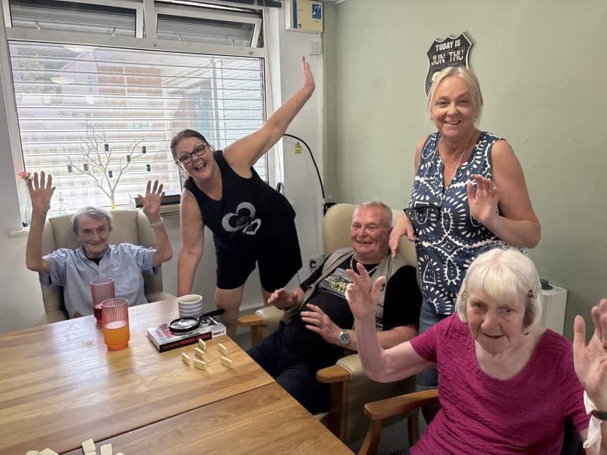 Nosweithiau seibiant dementia am ddim wedi'u lansio yn Deva House