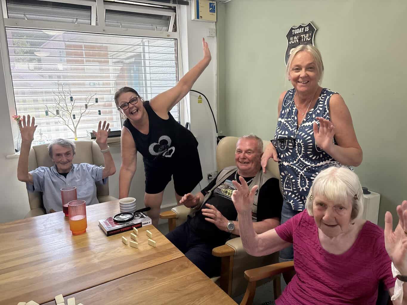 Nosweithiau seibiant dementia am ddim wedi'u lansio yn Deva House