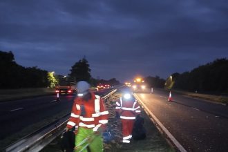 Gwaith torri glaswellt wedi'i drefnu ar gyfer coridor yr A483