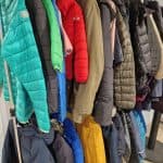 Apêl cotiau gaeaf yn helpu 156 o blant i gadw'n gynnes