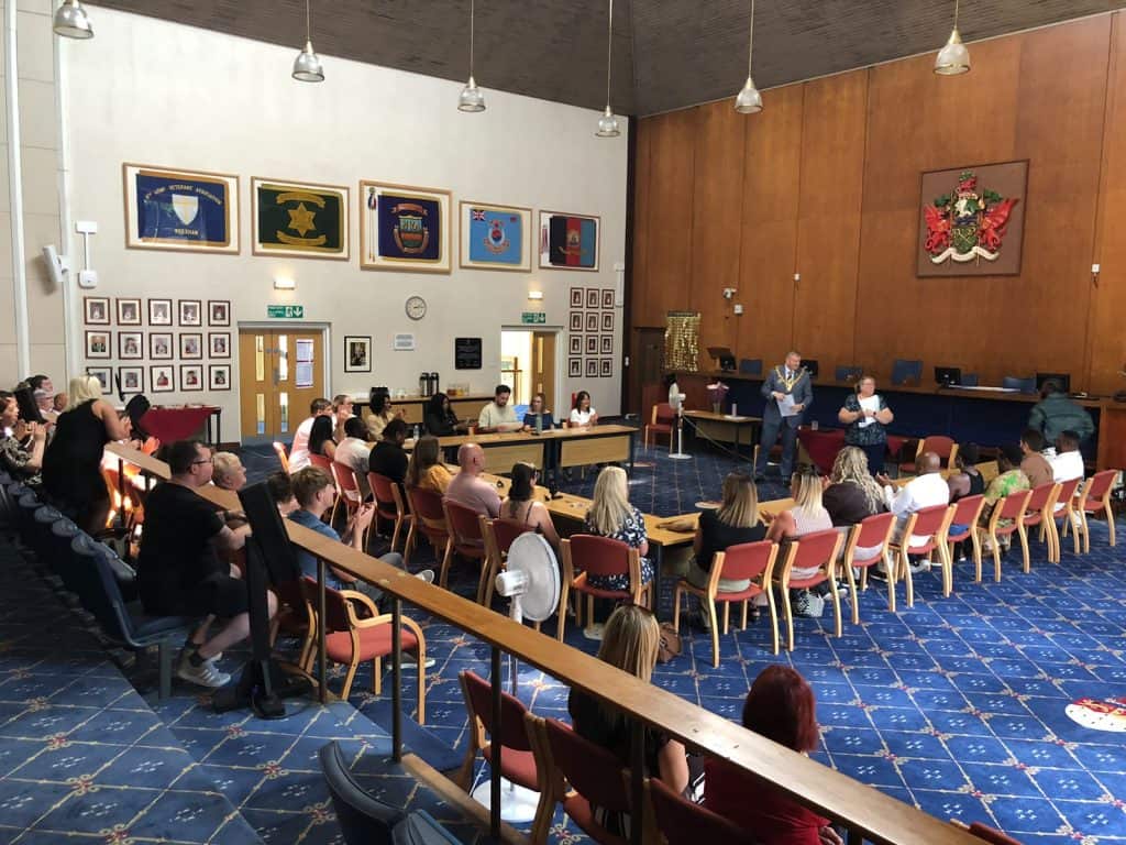 Dathlu gweithwyr gofal cymdeithasol mewn gwobrau cymwysterau