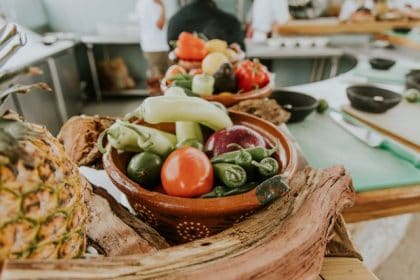 Bwydydd gan gynnwys pîn-afal, tomato a phupur ar wyneb gwaith mewn gweithdy bwyd