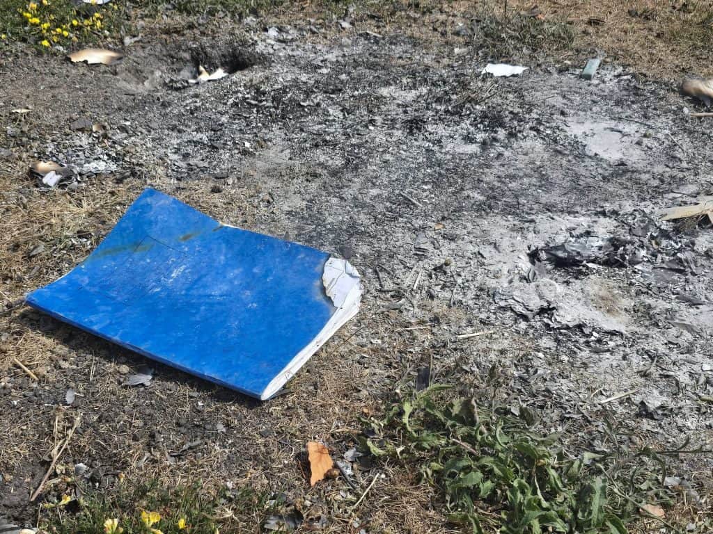 Tân bach, perygl difrifol: rhybudd ar ôl digwyddiadau mewn parciau gwledig