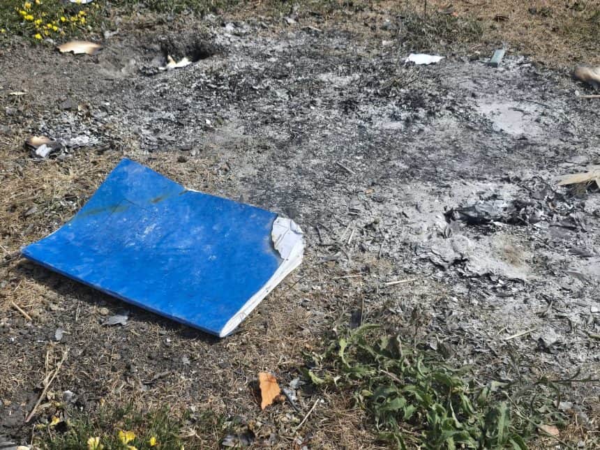 Tân bach, perygl difrifol: rhybudd ar ôl digwyddiadau mewn parciau gwledig