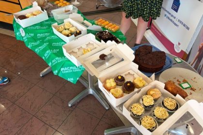 Staff y Cyngor yn codi dros £325 ar gyfer Bore Coffi Macmillan