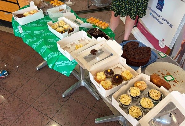Staff y Cyngor yn codi dros £325 ar gyfer Bore Coffi Macmillan