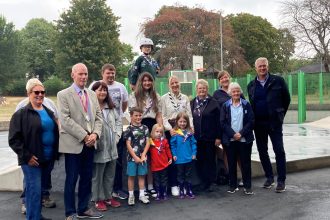 Parc sglefrio newydd gwerth £100,000 yn agor yn Rhosddu