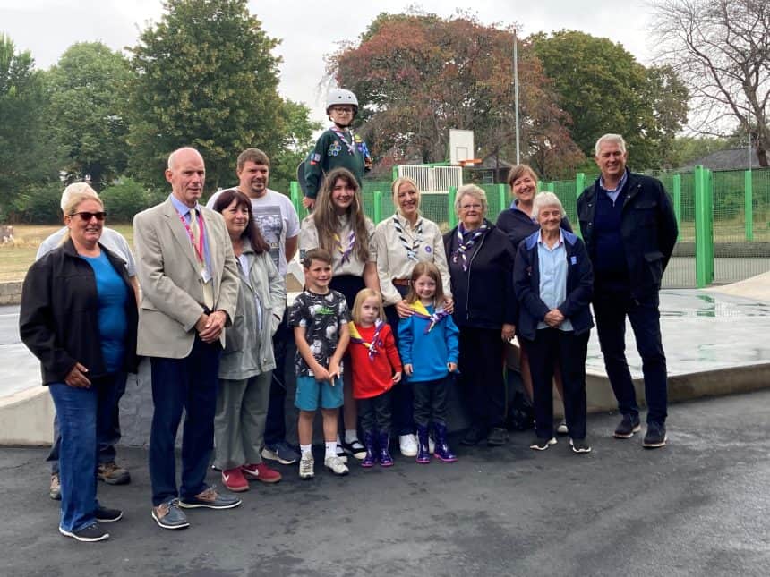 Parc sglefrio newydd gwerth £100,000 yn agor yn Rhosddu