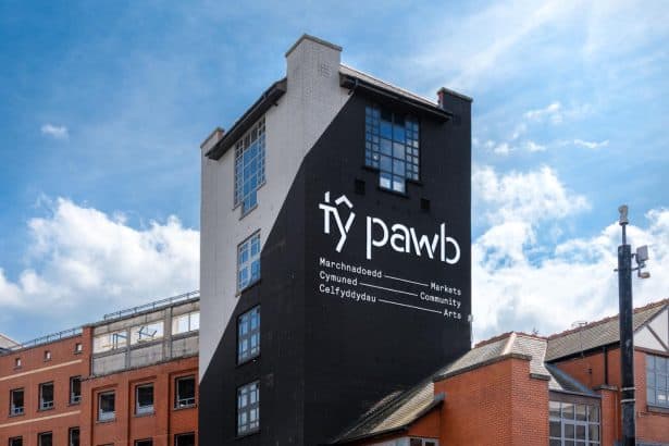 Dyfarnwyd grant gan Gyngor Celfyddydau Cymru i Tŷ Pawb i ddatblygu cynlluniau ar gyfer gwella'r adeilad.