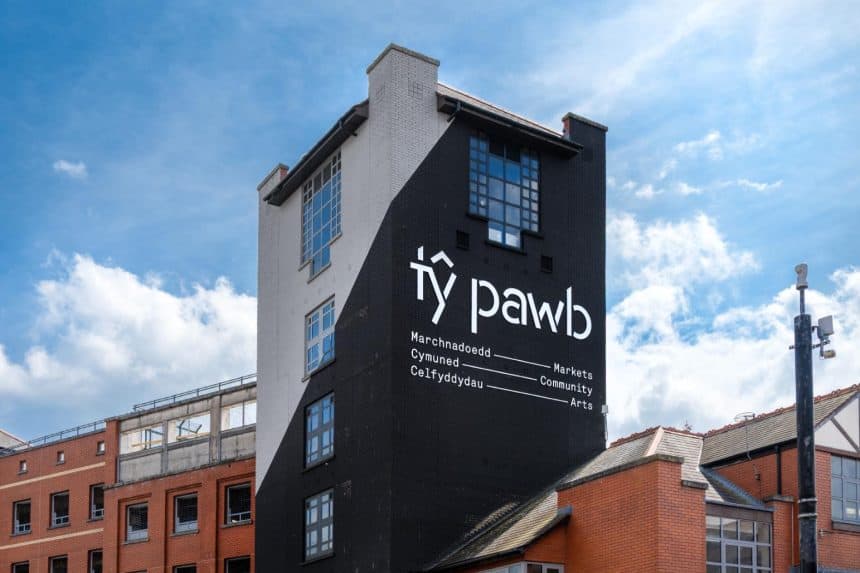 Dyfarnwyd grant gan Gyngor Celfyddydau Cymru i Tŷ Pawb i ddatblygu cynlluniau ar gyfer gwella'r adeilad.