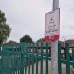 Arwyddion atal baw cŵn dylunwyr ifanc yn dechrau ymddangos ledled Wrecsam