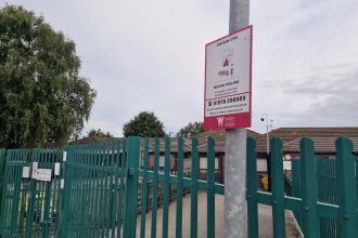 Arwyddion atal baw cŵn dylunwyr ifanc yn dechrau ymddangos ledled Wrecsam