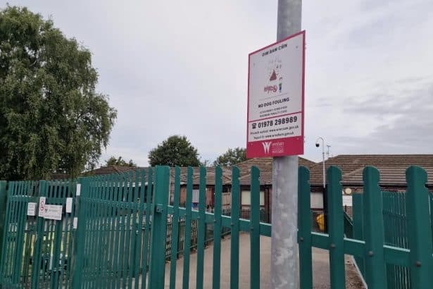Arwyddion atal baw cŵn dylunwyr ifanc yn dechrau ymddangos ledled Wrecsam