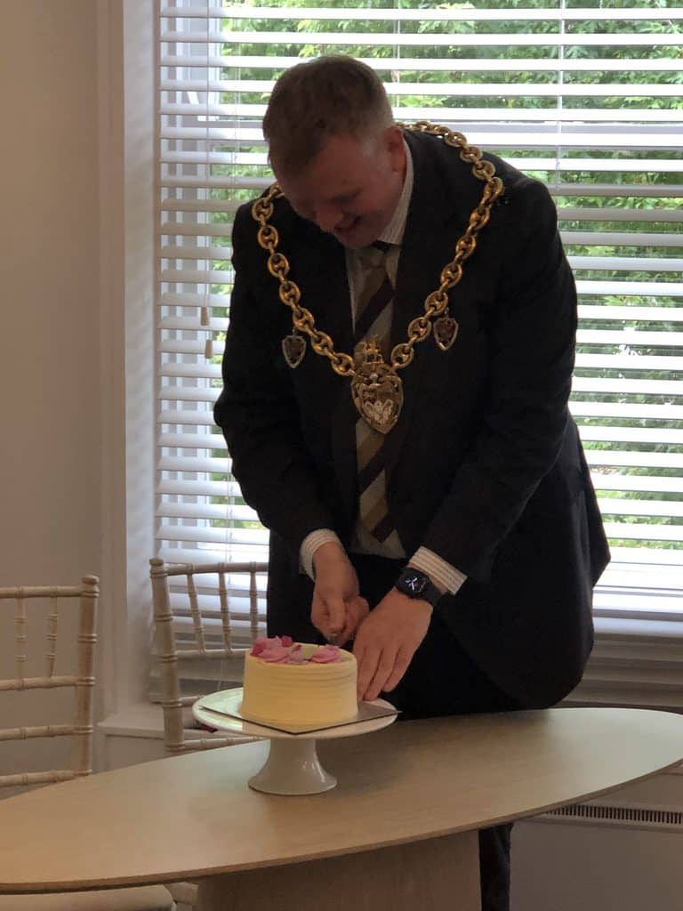 Mayor cutting the cake at the ceremony room reopening