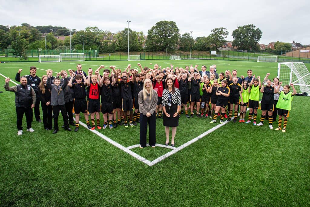 Rhiannon Roberts yn torri'r rhuban ar gae 3G diweddaraf Wrecsam