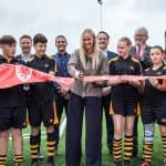 Rhiannon Roberts yn torri'r rhuban ar gae 3G diweddaraf Wrecsam