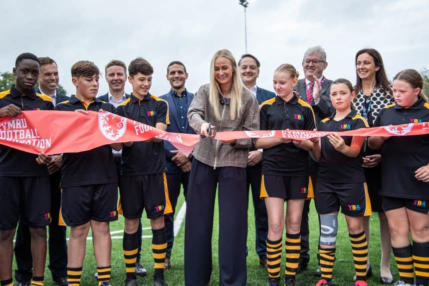 Rhiannon Roberts yn torri'r rhuban ar gae 3G diweddaraf Wrecsam
