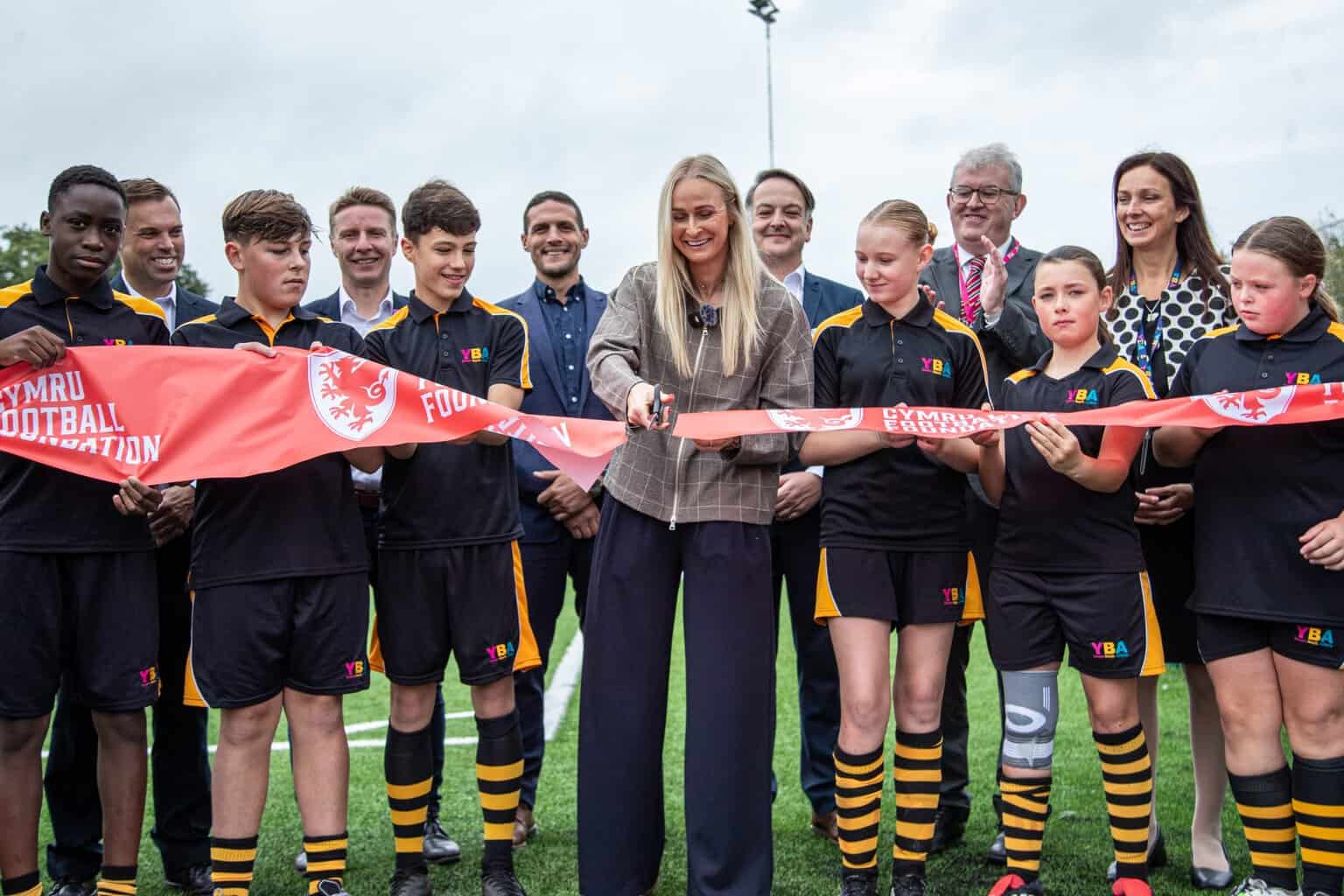 Rhiannon Roberts yn torri'r rhuban ar gae 3G diweddaraf Wrecsam