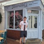 Caffi hynaf Wrecsam wedi'i adnewyddu ar gyfer cenedlaethau'r dyfodol