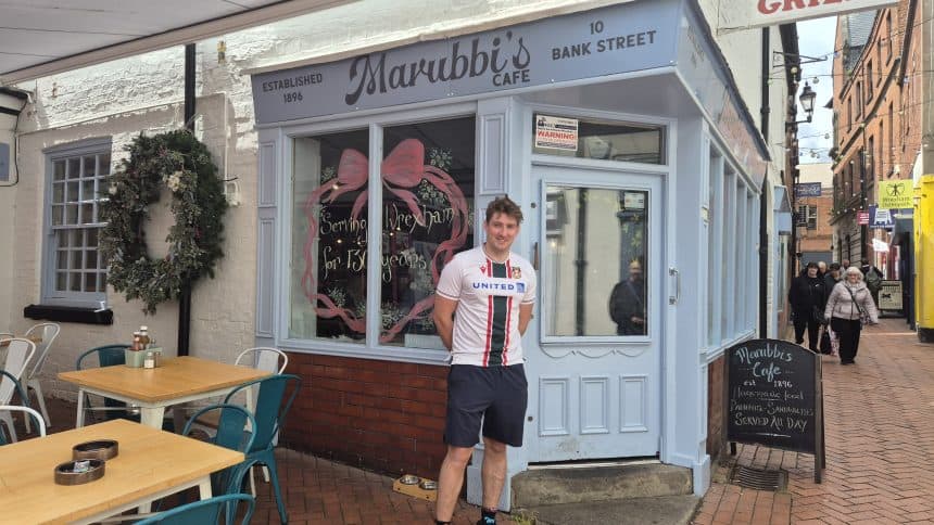 Caffi hynaf Wrecsam wedi'i adnewyddu ar gyfer cenedlaethau'r dyfodol