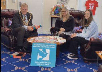 Y Maer yn achub ar y cyfle ac yn mynd amdani gyda Monopoly newydd Wrecsam