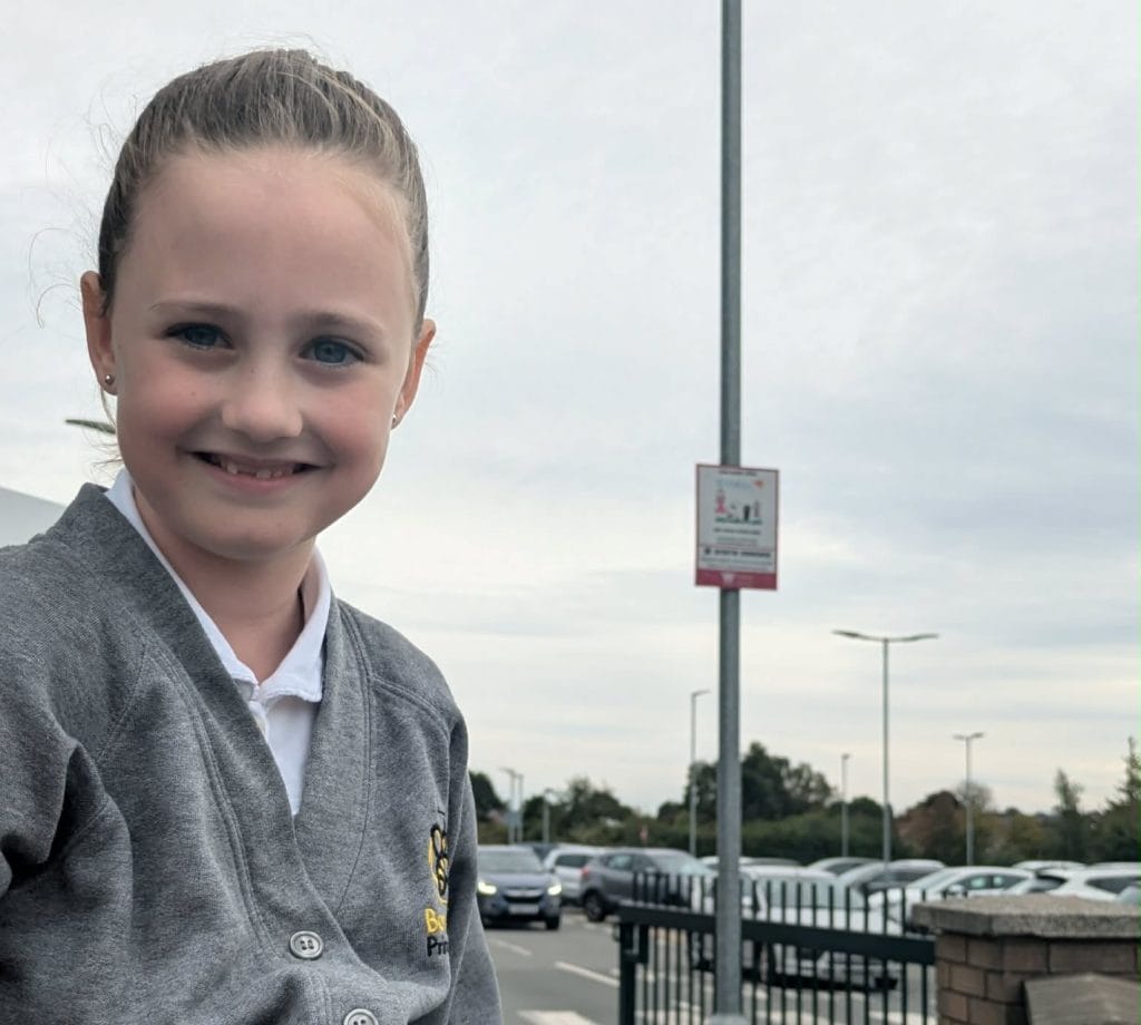 Arwyddion atal baw cŵn dylunwyr ifanc yn dechrau ymddangos ledled Wrecsam