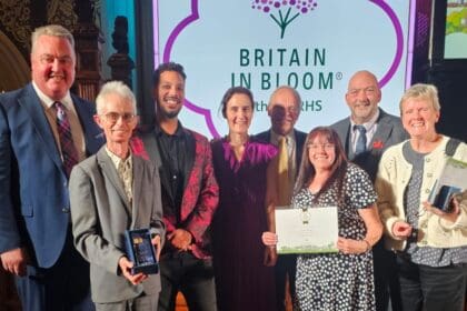 Wrecsam yn dathlu buddugoliaeth Aur a chategori ym Mhrydain yn ei Blodau 2026 