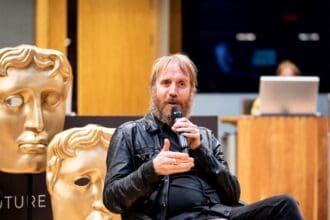 Yr Actor Cymreig Rhys Ifans yn cefnogi cais Wrecsam i fod yn Ddinas Diwylliant y DU yn 2029